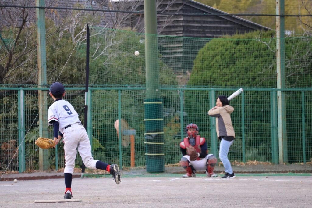 親子大会で保護者が打席に立つ様子
