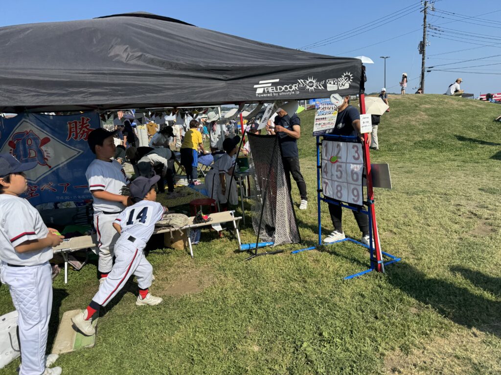 鎌人いちばの会場でストラックアウトを楽しむ様子