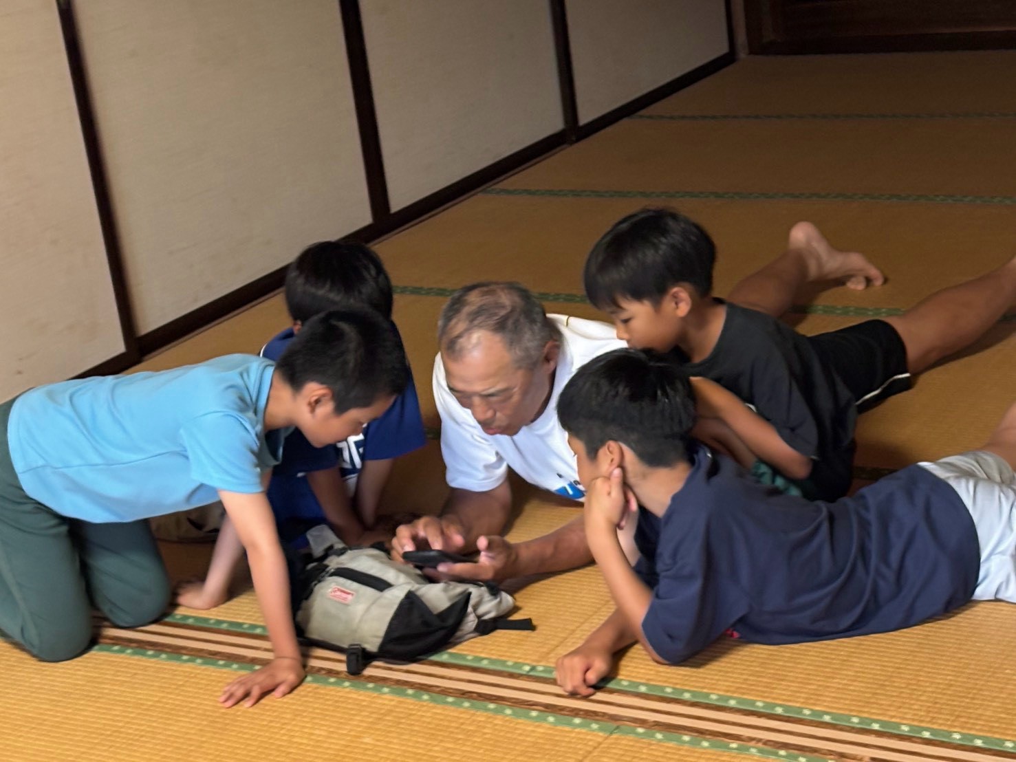 仲間と過ごす青空ベアーズの選手たち