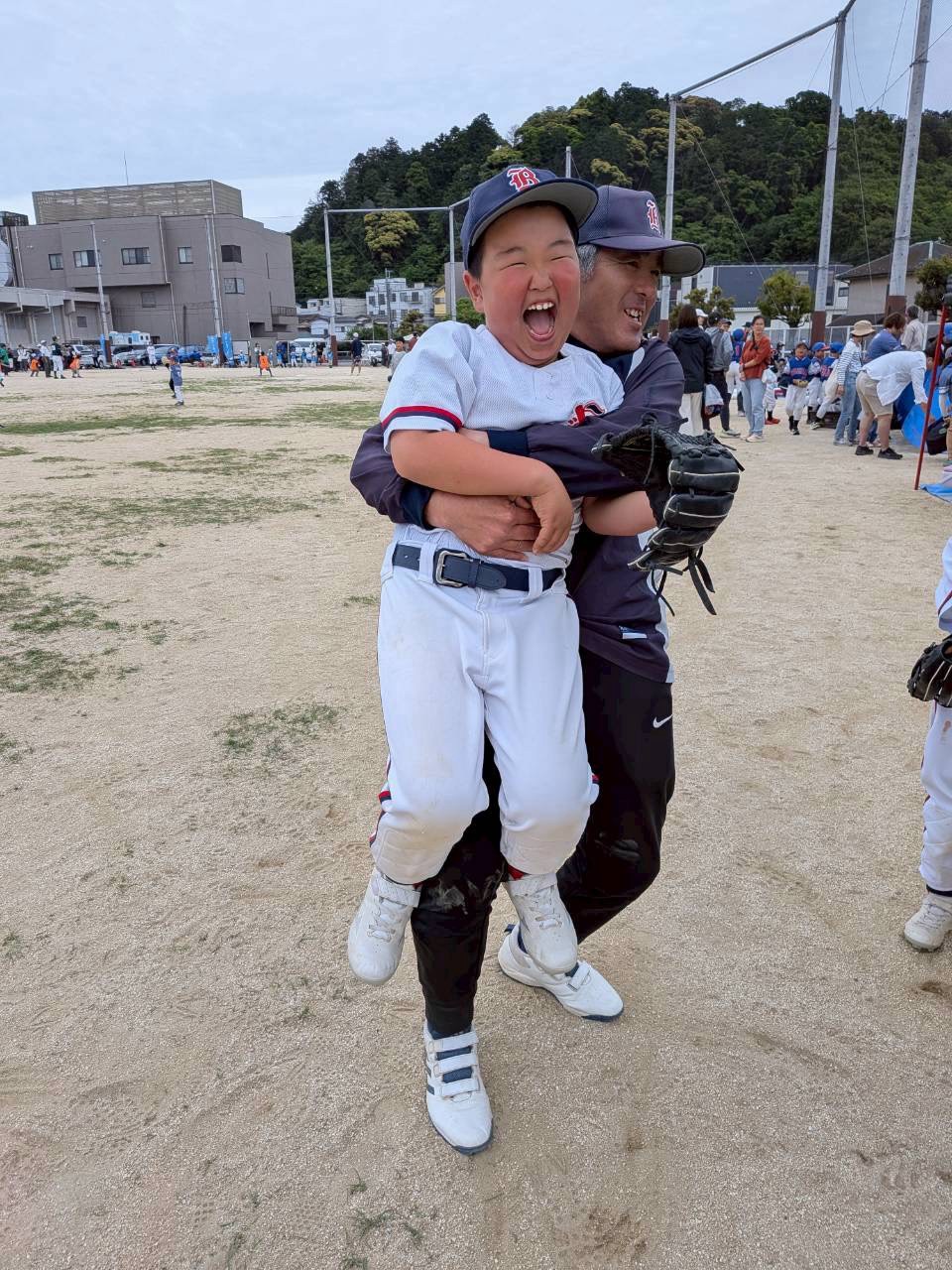 仲間と過ごす青空ベアーズの選手たち