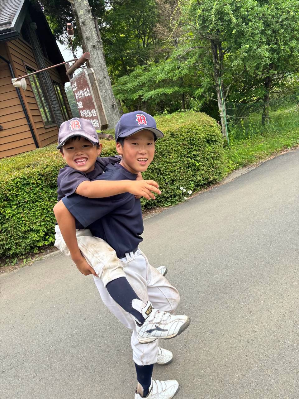 仲間と過ごす青空ベアーズの選手たち