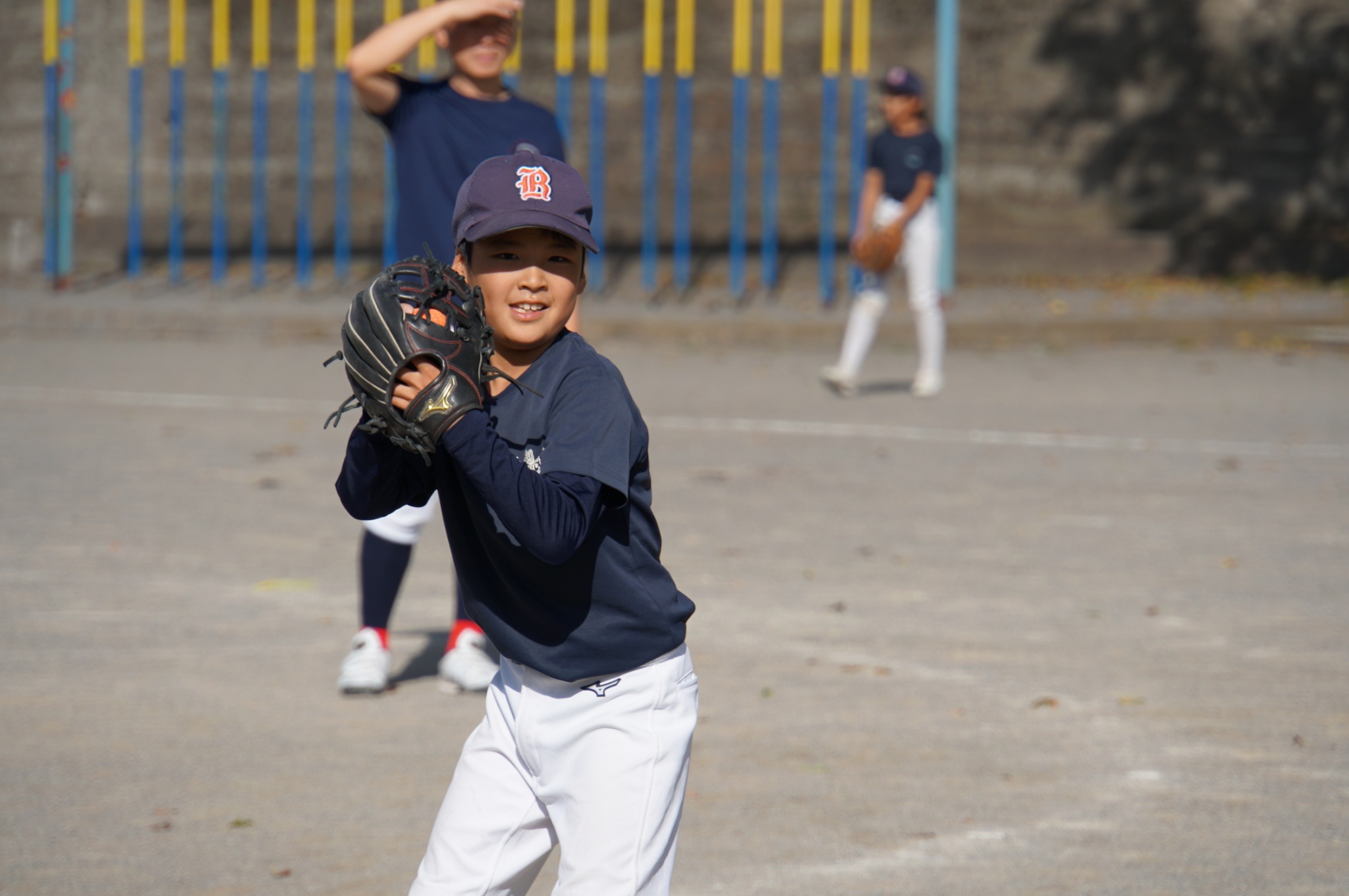 グローブを構えて守備練習をする選手