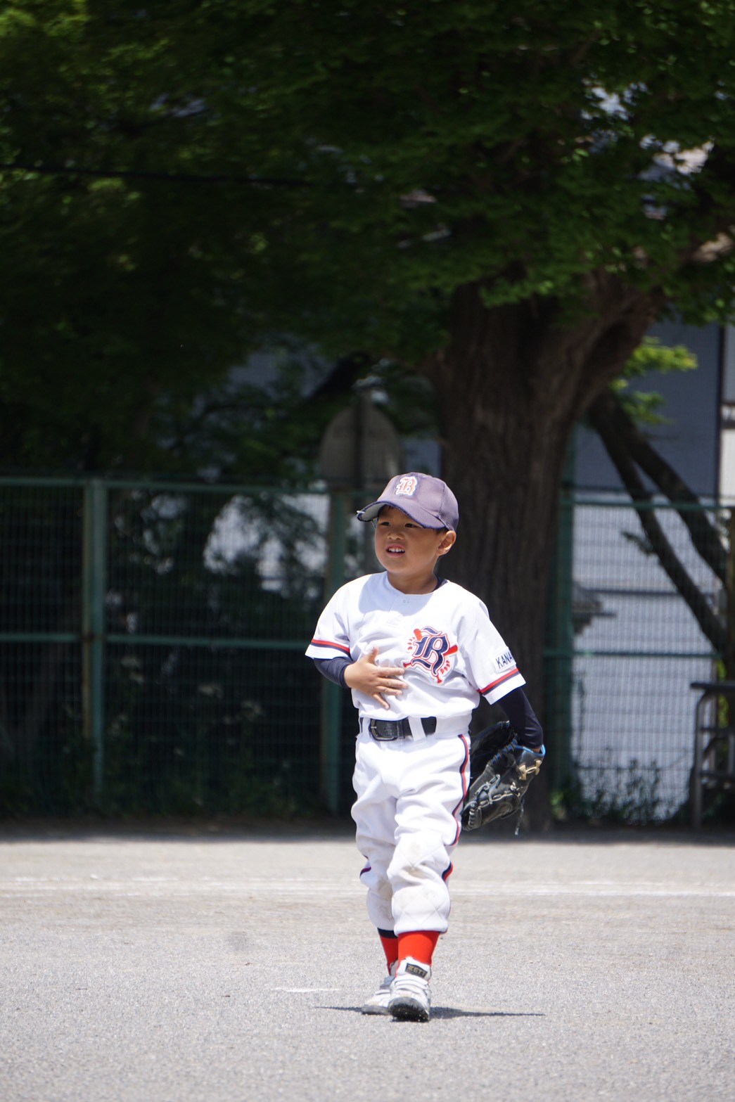 グラウンドを笑顔で歩く選手